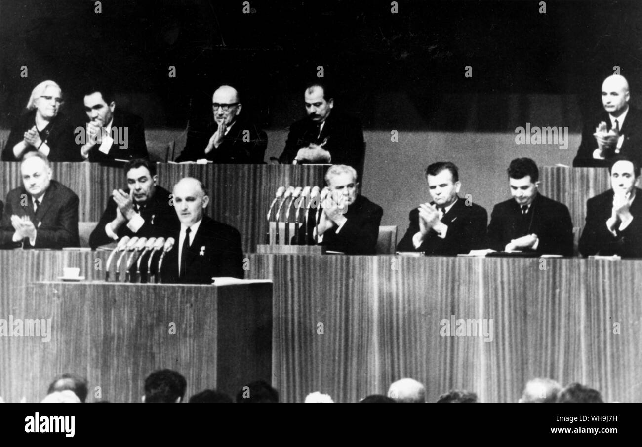 17 Novembre 1966: Todor Zhivkov (1911- ) (primo piano a sinistra), Primo Segretario del Comitato Centrale del Partito comunista bulgaro, come egli affronta il Nono congresso del partito comunista bulgaro. Foto Stock