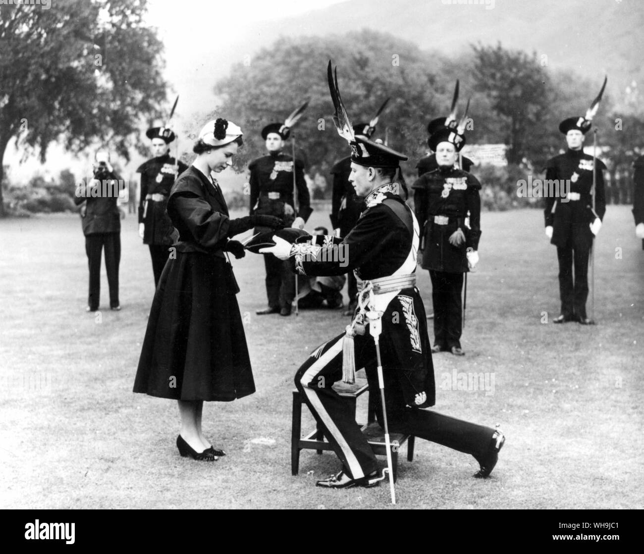 26 Giugno 1952: la Regina Elisabetta II è presentata con una spilla dal Duca di Buccleuch per la Società Reale di arcieri in motivi di Holyroodhouse. Foto Stock
