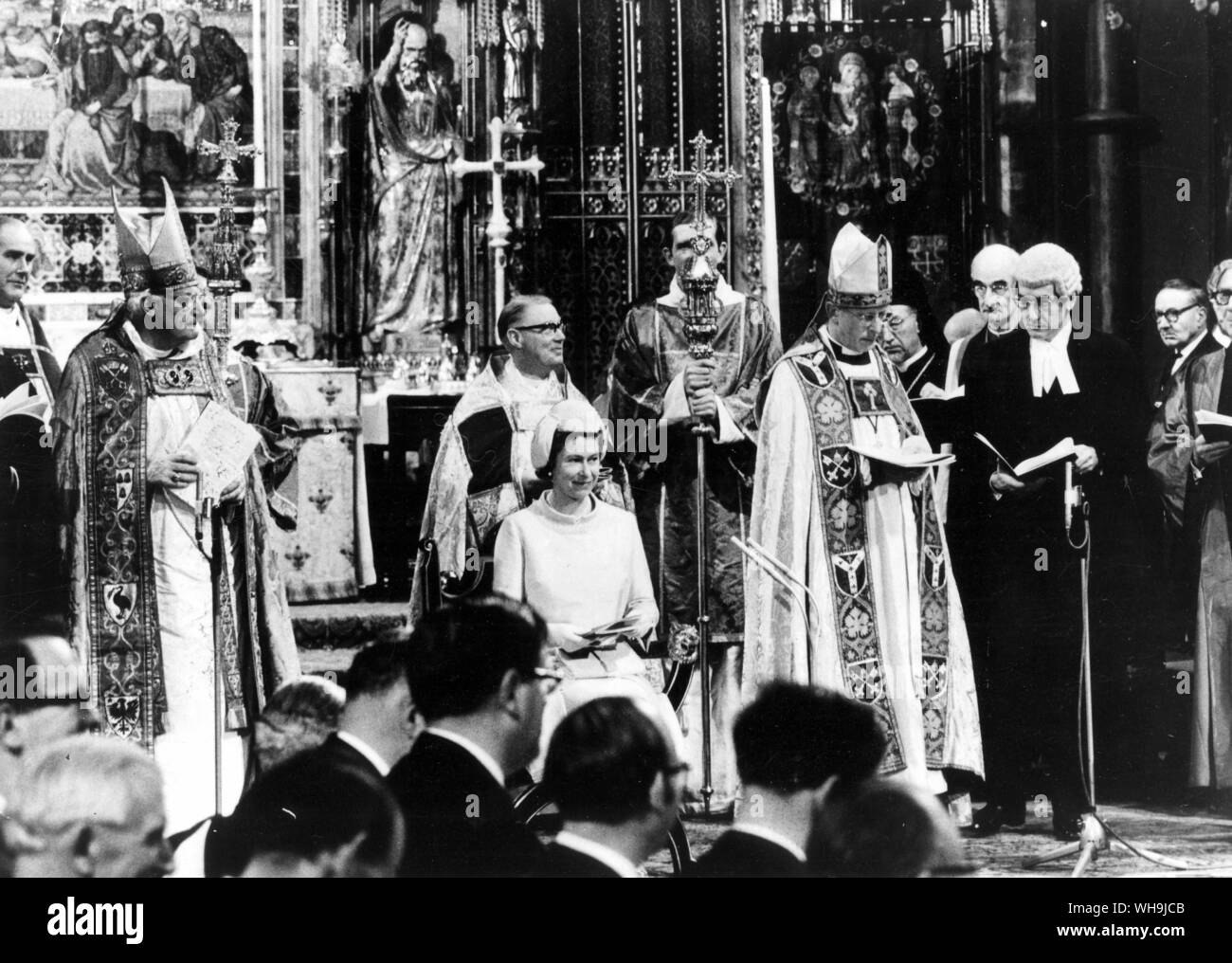 5 Novembre 1970: la Regina Elisabetta II è in grado di ascoltare il discorso dell Arcivescovo di York (destro) nella Westminster Abbey. Sulla sinistra è l'Arcivescovo di Canterbury. Foto Stock