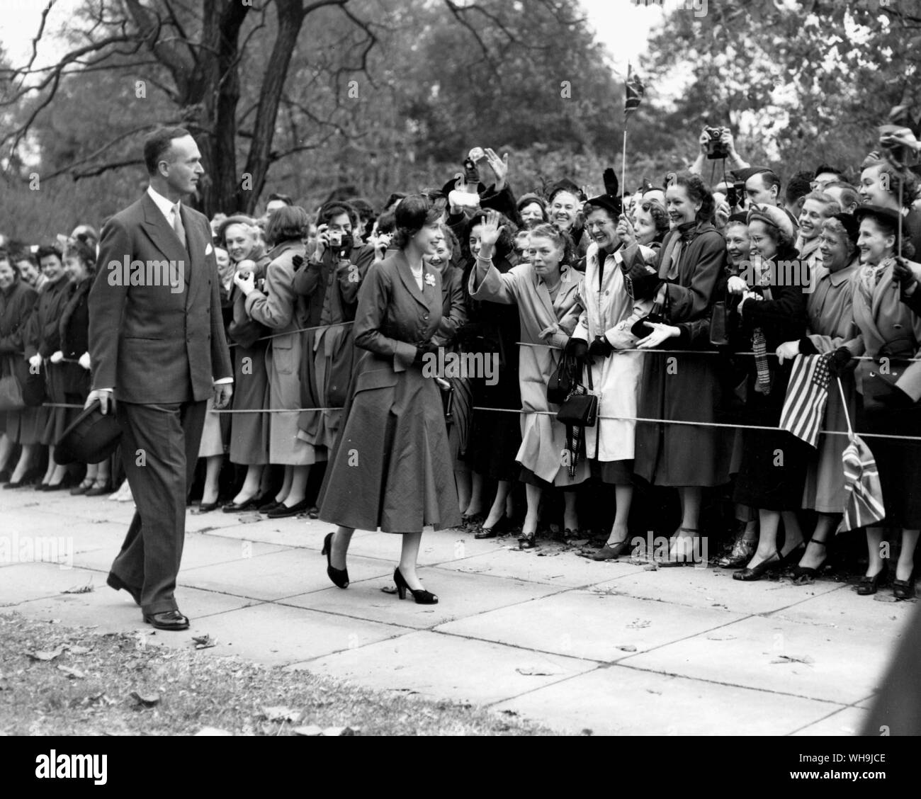 2 Novembre 1951: la principessa Elisabetta e il Duca di Edimburgo sono accolti da una folla durante il loro tour del re del nord America nel 1951. Washington, Stati Uniti d'America. Foto Stock