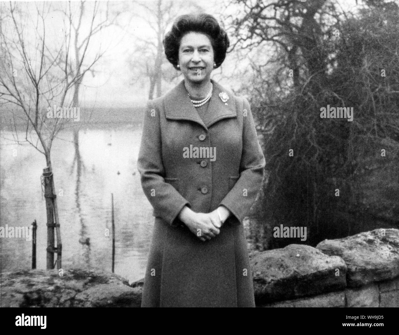 26 Dicembre 1975: la Regina Elisabetta II fotografato a Buckingham Palace durante il messaggio di Natale del broadcast di 1975. Era la prima volta che ha registrato il messaggio fuori di porte. Foto Stock