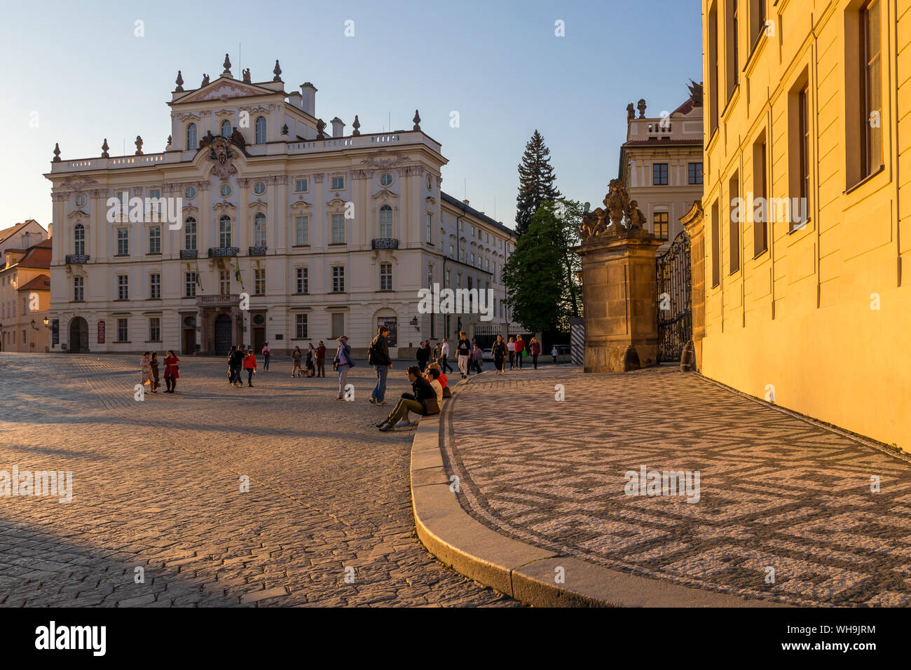 Palazzo Arcivescovile a Hradcany piazza nei pressi del Castello di Praga al tramonto, Praga, Boemia, Repubblica Ceca, Europa Foto Stock