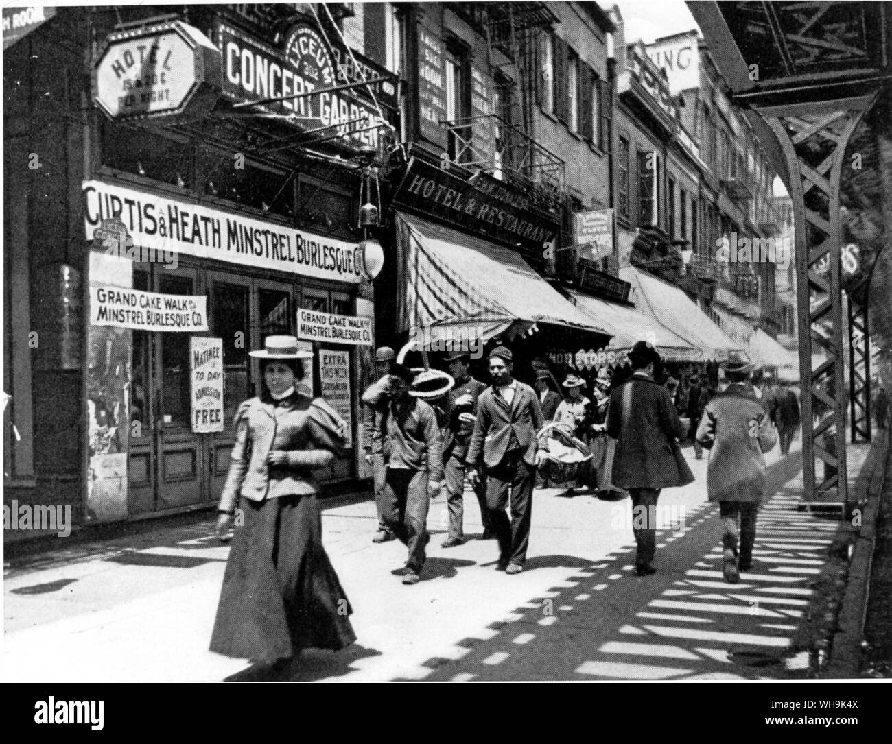 Una tipica scena sulla Bowery 1899 Foto Stock