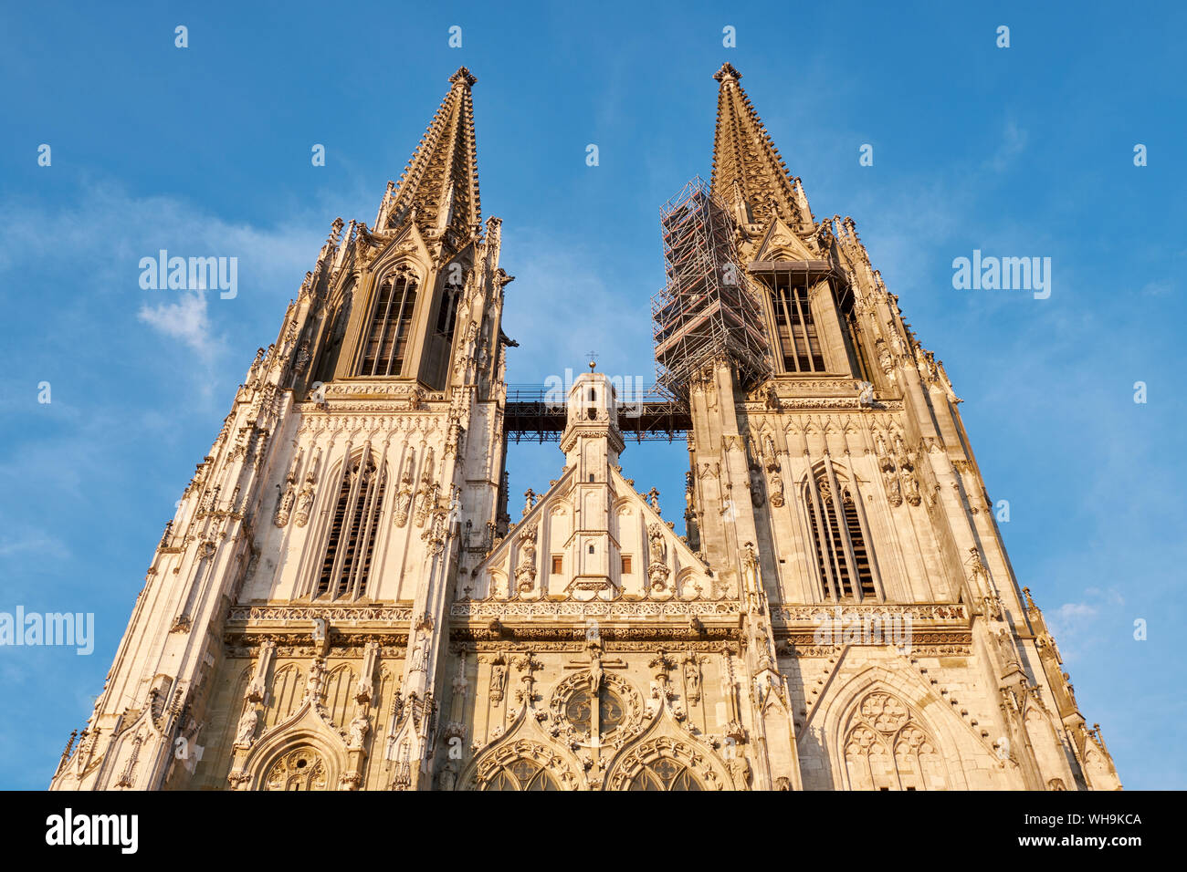 Basso angolo vista della Basilica di San Pietro contro il cielo a Regensburg, Germania Foto Stock