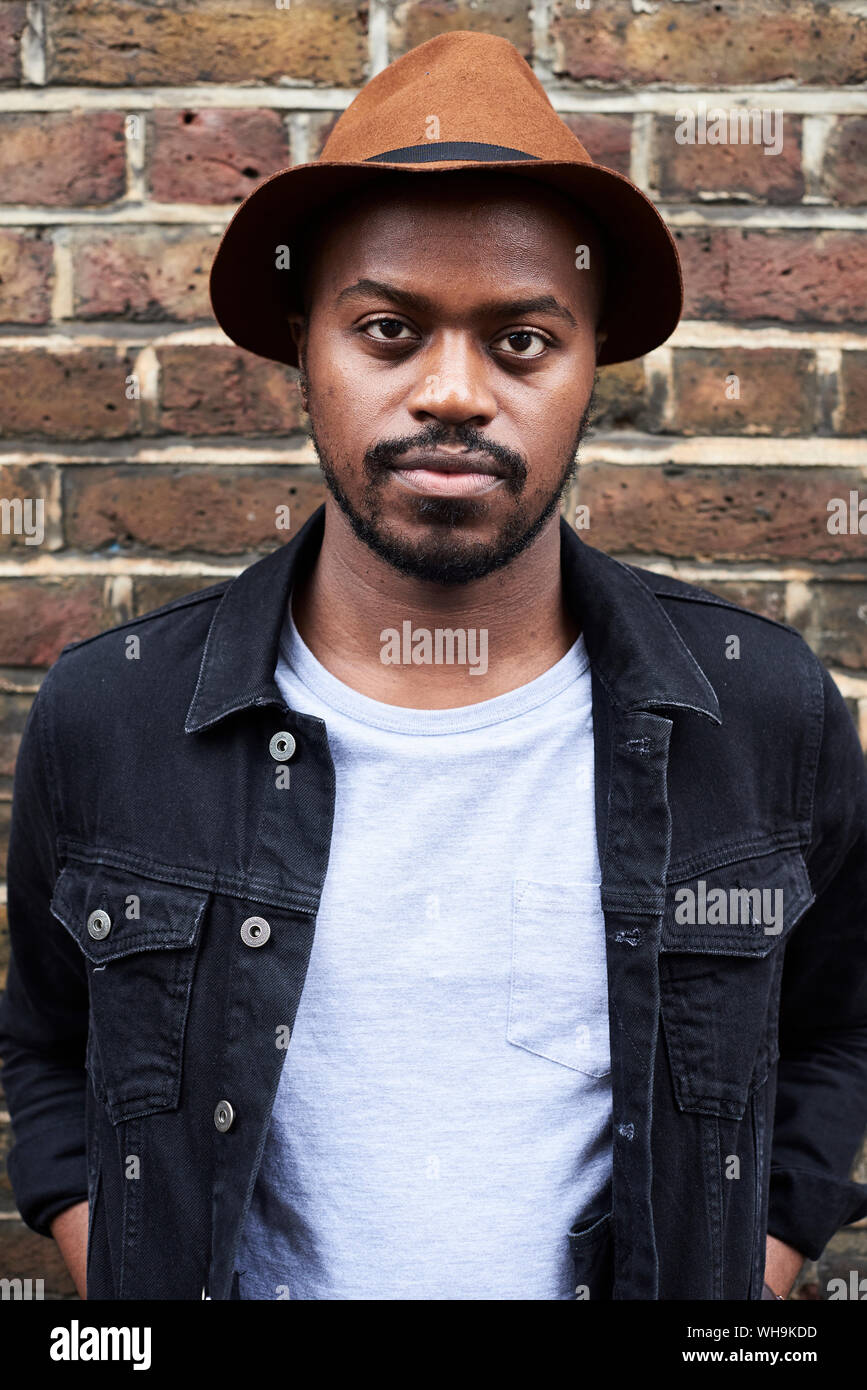 Ritratto di metà uomo adulto che indossa marrone cappello Foto Stock