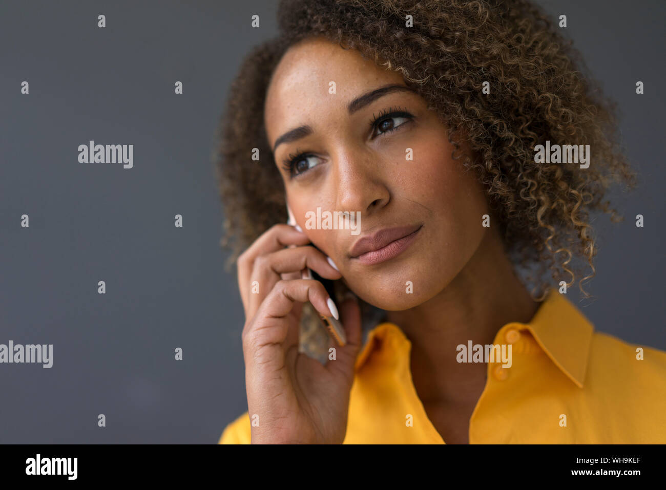 Ritratto di giovane donna al telefono Foto Stock