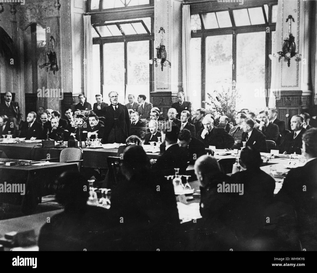 11 Luglio 1932: Ramsay MacDonald risolve la sessione finale della conferenza di Losanna nella sala da ballo dell'hotel. Immediatamente al Primo ministro britannico a sinistra è M. Herriot, Sir Maurice Hankey, Sir John Simon e il Barone von Neurath. Foto Stock