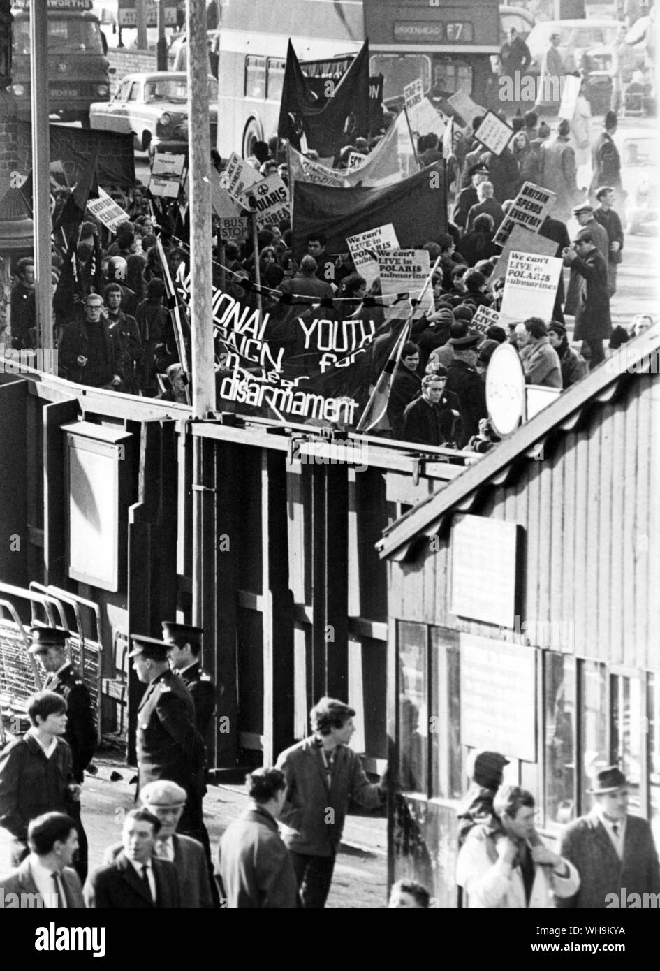 25 Febbraio 1967: "Polaris lotta.... sei arresti". Cinque ragazzi e una ragazza sono stati arrestati dopo che la polizia ha lottato con dimostranti fuori il Cammel Laird Shipyard, Birkenhead, quando la signora Denis Healey, moglie del ministro della Difesa, ha lanciato Renoun, Gran Bretagna il secondo sottomarini Polaris. Foto Stock
