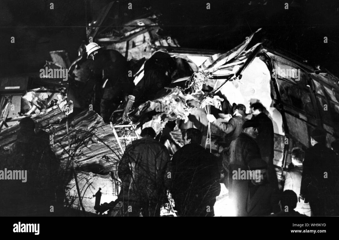 6 gennaio 1968: Treno Crash a Hixon. O.P.S. Fireman scramble oltre il relitto in cerca dei superstiti. Foto Stock