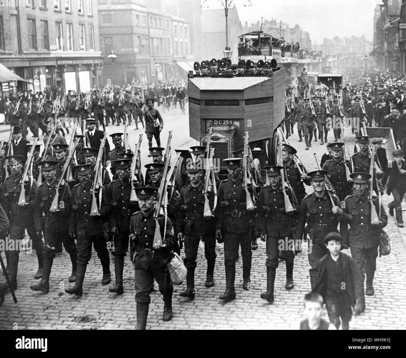 1911: Liverpool sciopero. Polizia motore corazzati carro.. . L'esercito e la polizia (in una autoblindo) durante uno sciopero in lLverpool 1911 Foto Stock