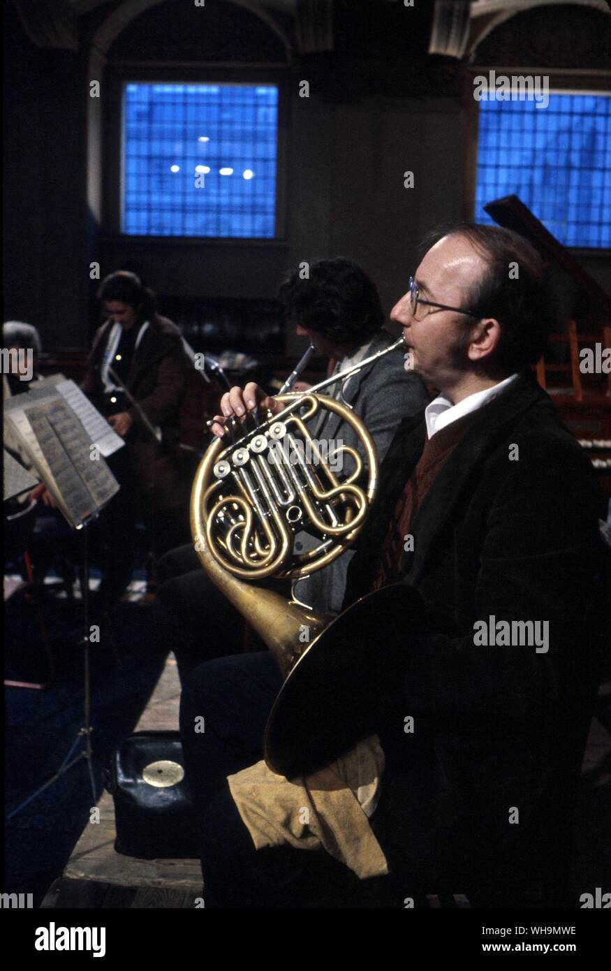 Orchestra corno francese Player Foto Stock