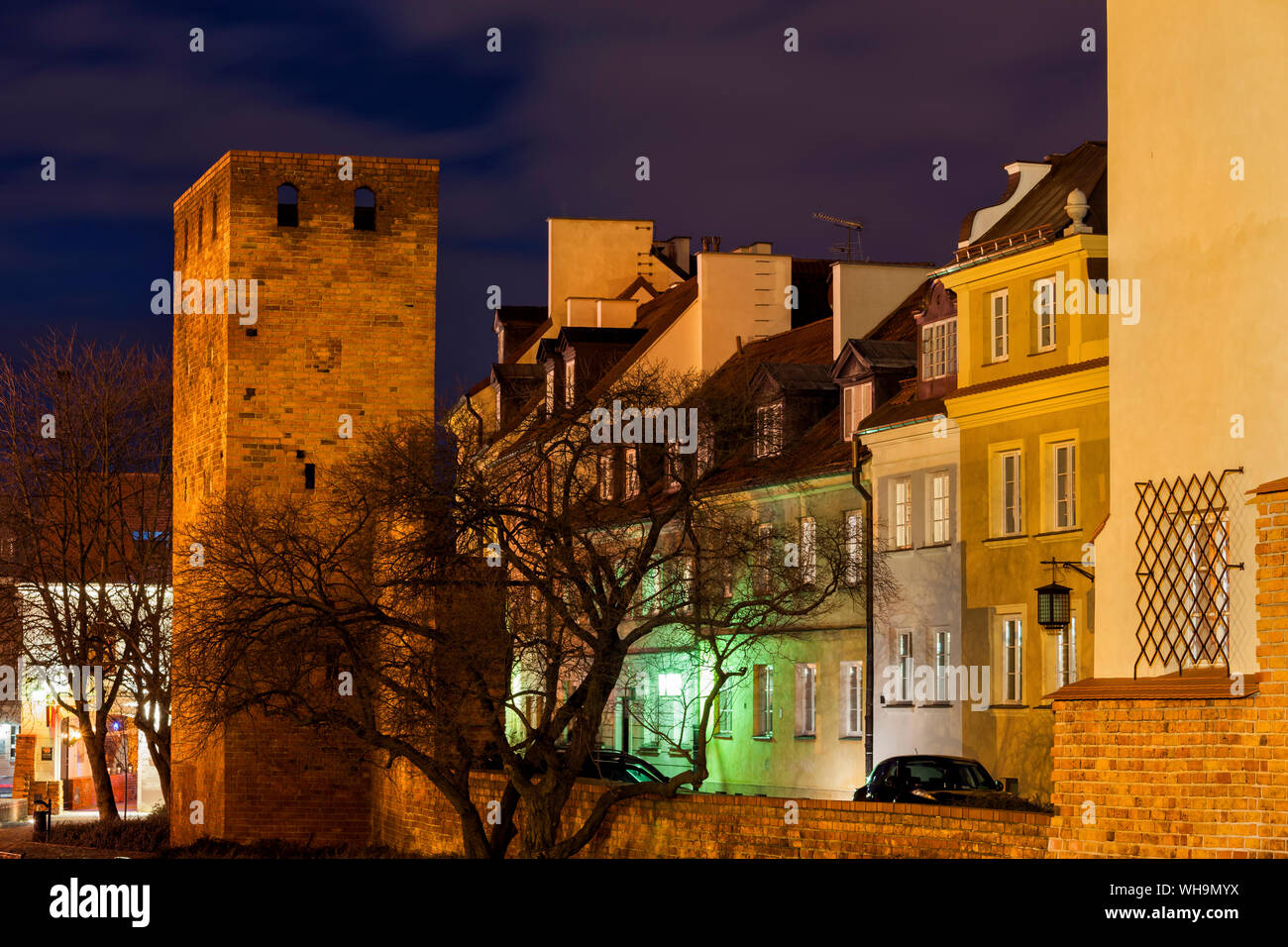 Parete Ccity tower e case tradizionali di notte, Varsavia, Polonia Foto Stock