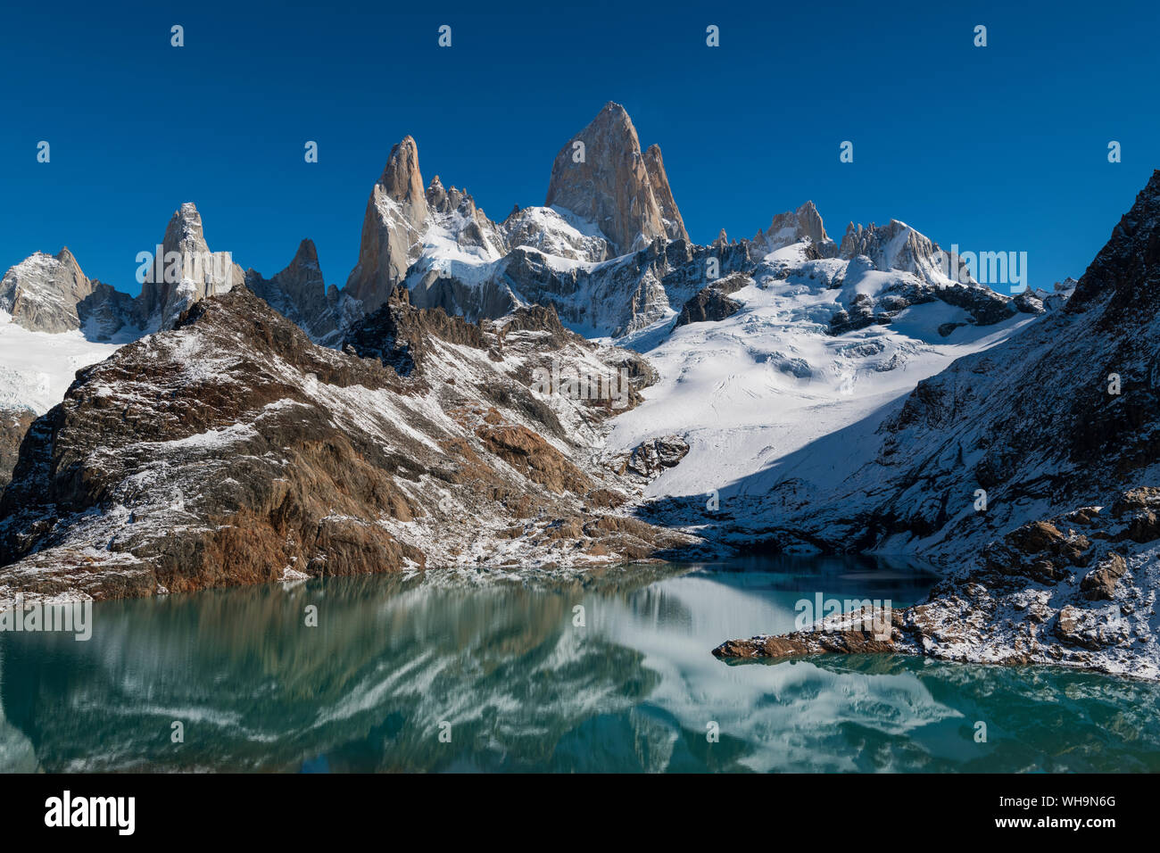 Il monte Fitz Roy si riflette nel Lago de los Tres (Laguna de los Tres), El Chalten, Patagonia, Argentina, Sud America Foto Stock Il monte Fitz Roy si riflette nel Lago de los Tres (Laguna de los Tres), El Chalten, Patagonia, Argentina, Sud America Foto Stock