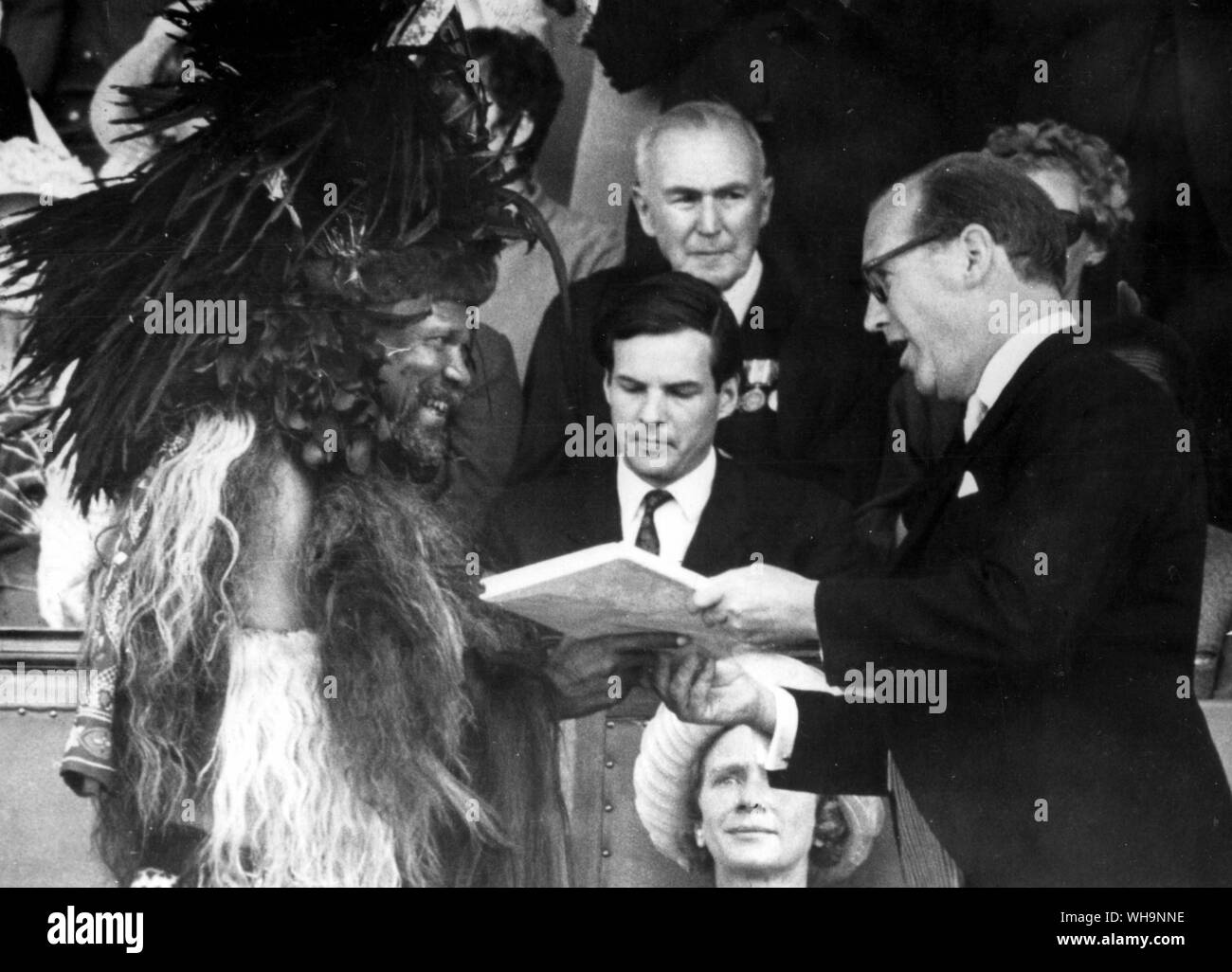 1968: British Commonwealth Segretario, George Thomson mani sugli strumenti di indipendenza a re Sobuza II dello Swaziland durante la celebrazione della festa dell indipendenza in Mabane, la capitale il prossimo 6 settembre. Foto Stock