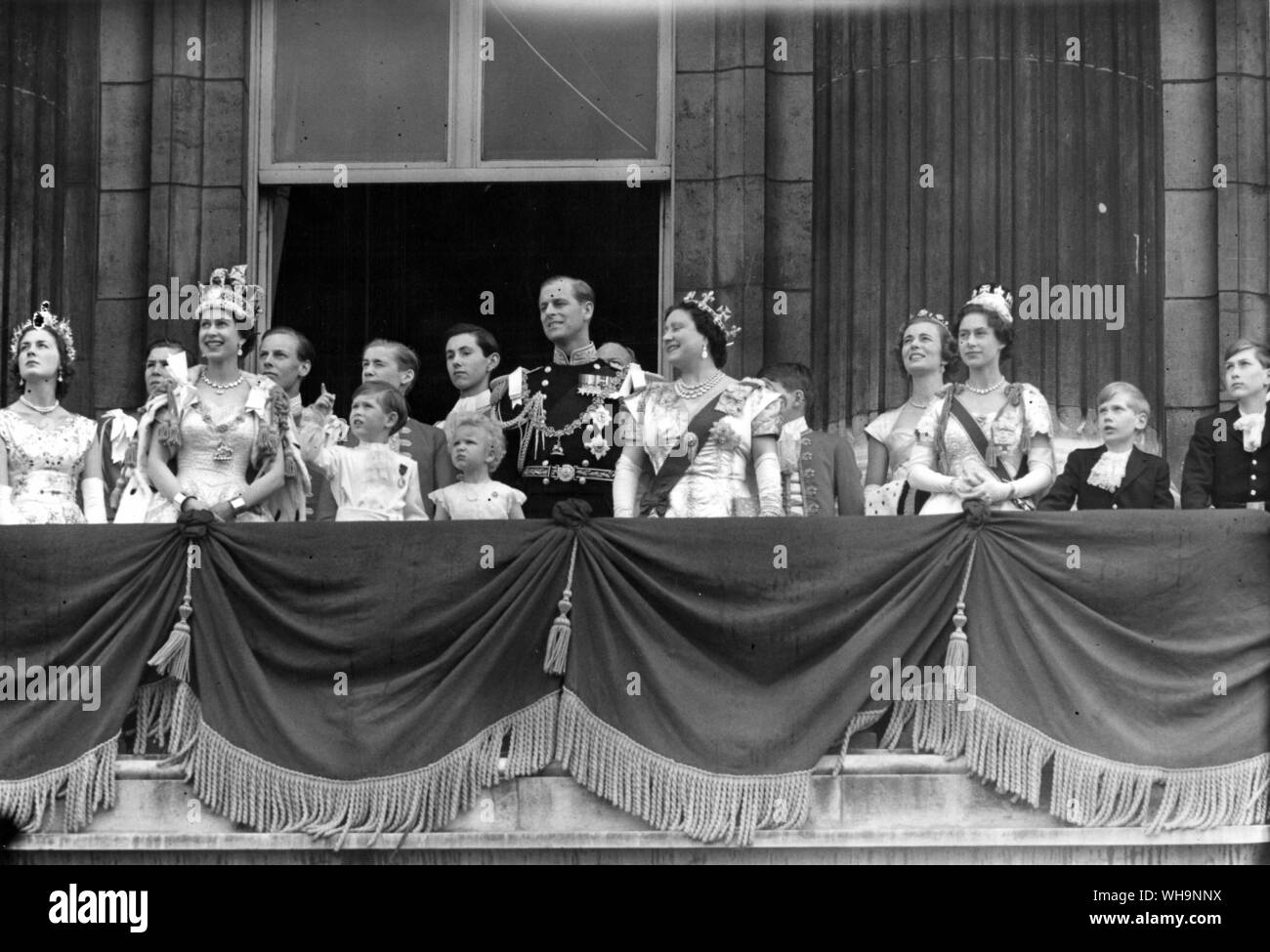 2 giugno 1953|: Queen Elizabeth prende il R.A.F salutate sul balcone a Buckingham Palace dopo l'incoronazione. Con la famiglia reale. Foto Stock