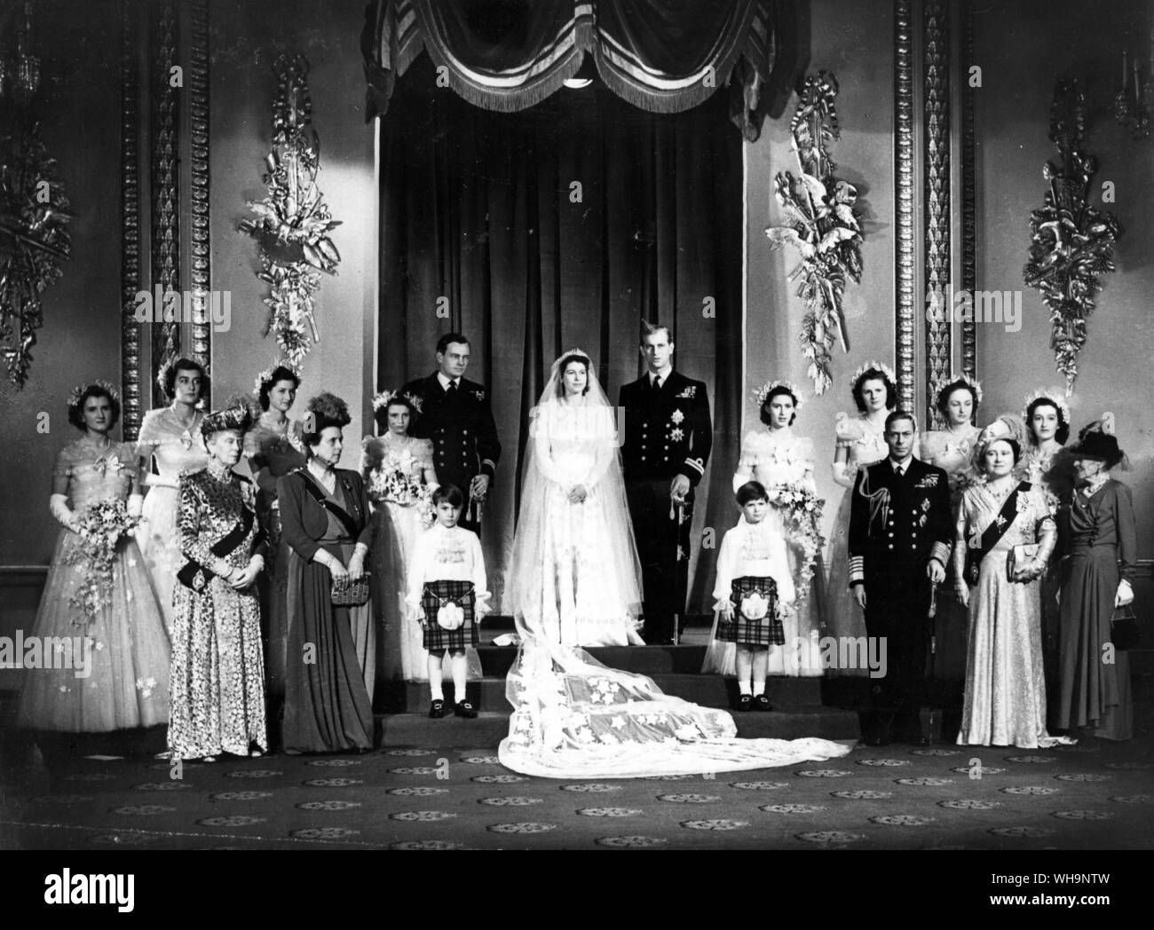 Xx Novembre 1947: La Principessa Elisabetta sposa il principe Filippo (più tardi la Regina Elisabetta II e il Duca di Edimburgo). Il re Giorgio VI e la Regina Elisabetta (la regina madre) sono in basso a destra della foto. Foto Stock