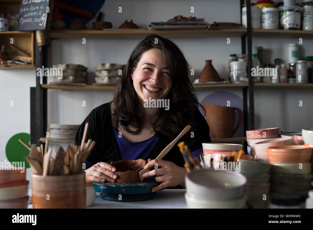 Marcatura Potter pentola con un attrezzo in legno Foto Stock