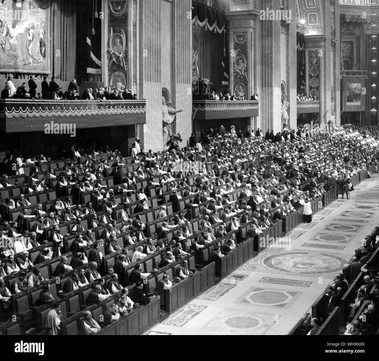 8 Dicembre 1962: cerimonia di chiusura del Concilio ecumenico nella Basilica di San Pietro, il Vaticano, Roma. Papa Giovanni XXIII era presente e ha impartito la santa benedizione a Cardinali e Prelats alta. Foto Stock