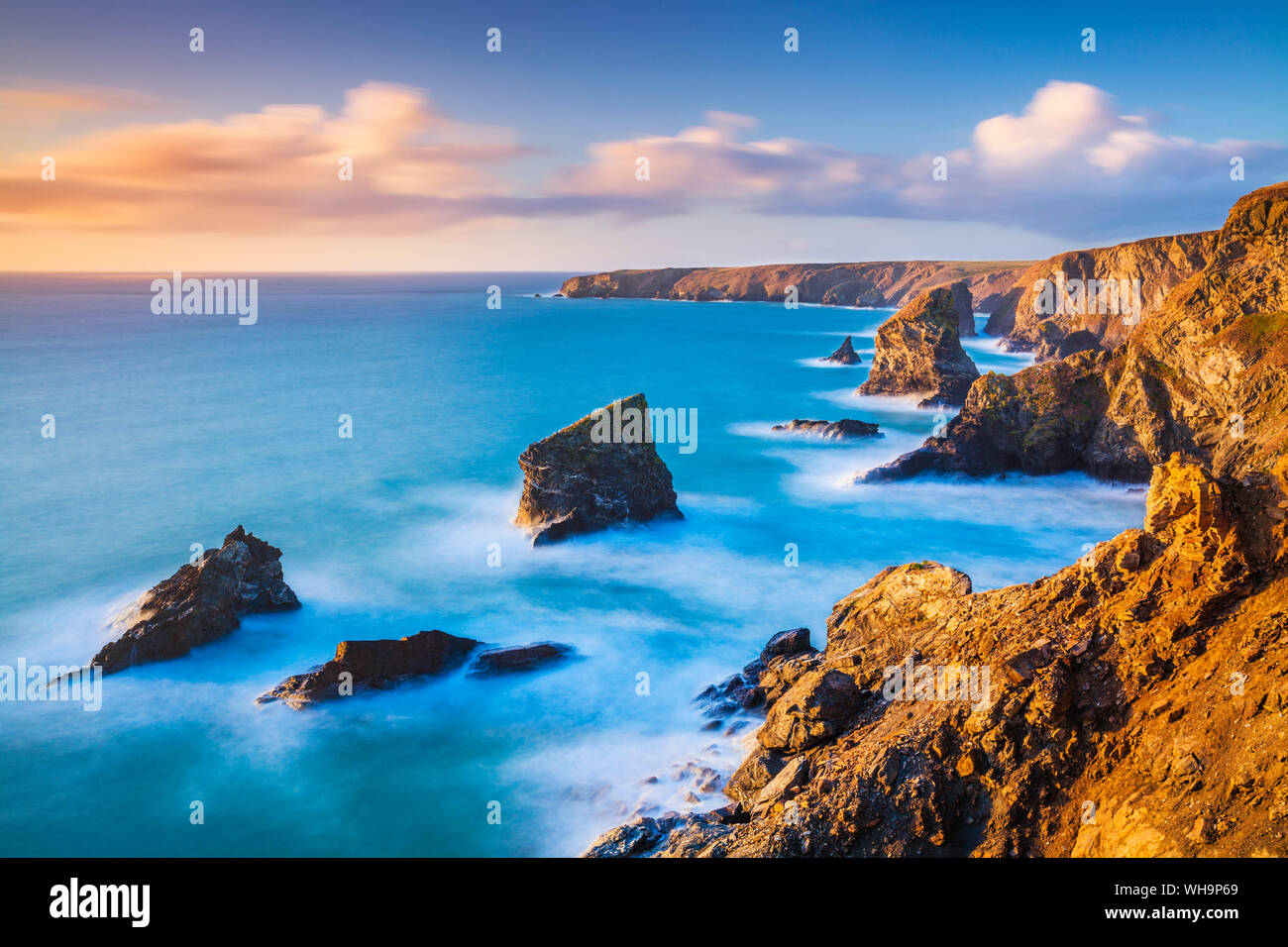 Tramonto, Bedruthan Steps mare pile ad alta marea, Carnewas, Bedruthan, North Cornwall coast, Cornwall, England, Regno Unito, Europa Foto Stock