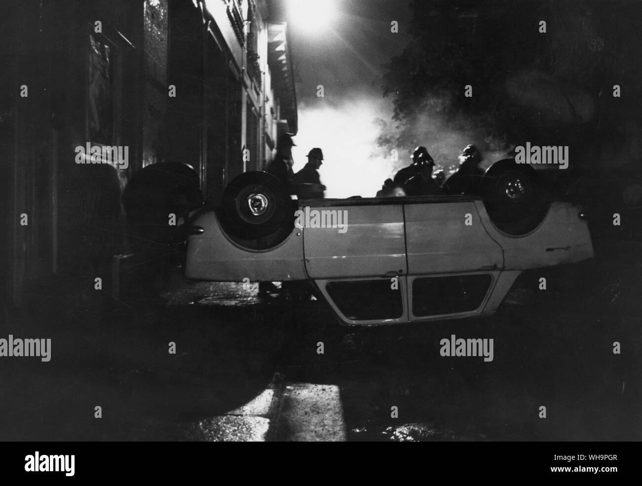 25 Maggio 1968: Parigi scontri. Forze di polizia sono ordinati per ottenere ancora più dura dal Primo Ministro francese, Georges Pompidou nel disperato tentativo di riportare ordine in Parigi. Gli studenti sono disordini. Foto Stock