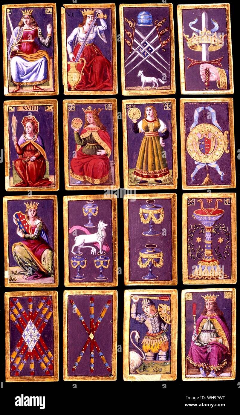 Una selezione di carte da tre minchiate pack, che hanno un numero ben più elevato di carte rispetto a ciò che è ora considerato come il tarocco standard pack. Foto Stock