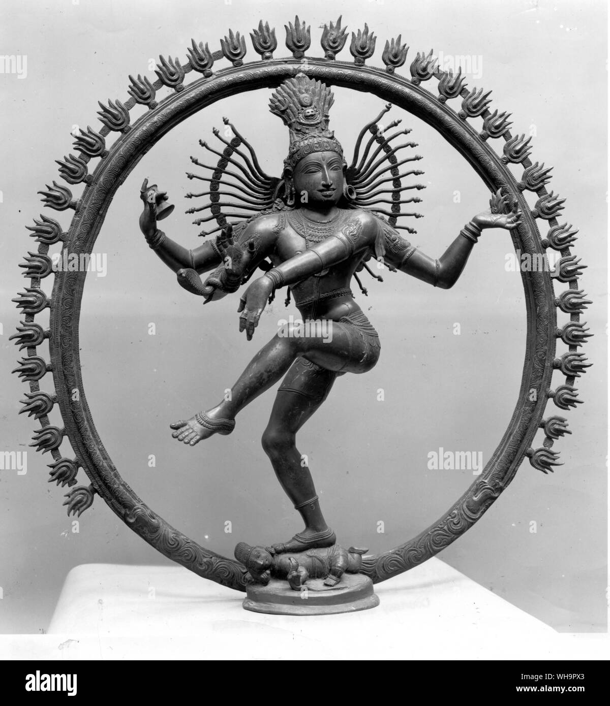 Il dio indiano Shiva, il cacciatorpediniere, eseguendo la danza della morte Foto Stock