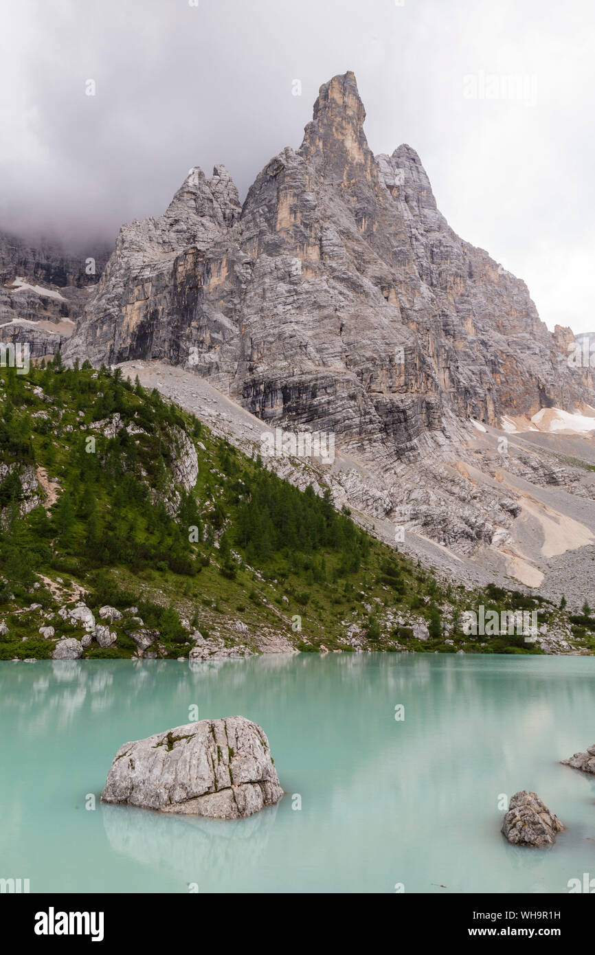 Il Sorapiss lago glaciale e il dito di Dio della montagna, in background, Dolomiti, Alpi Orientali, Veneto, Italia, collegato anche con Sorapis o Foto Stock
