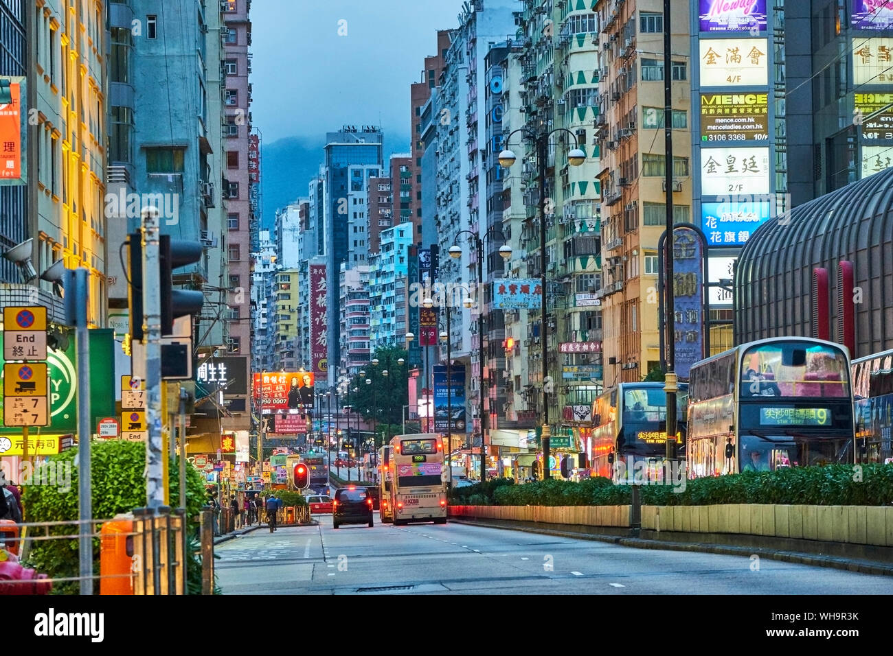 Strada di Kowloon in serata, Hong Kong, Cina Foto Stock