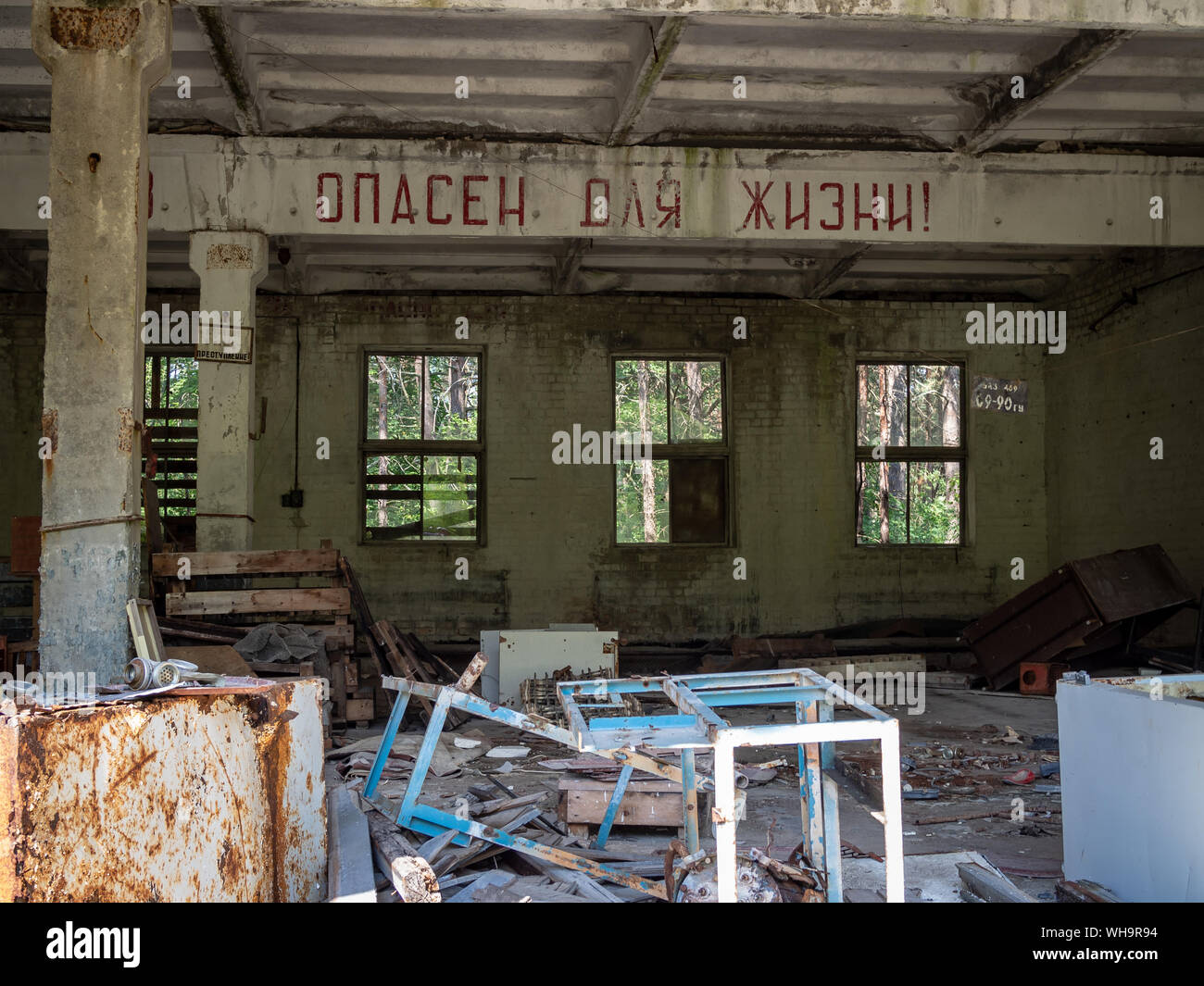 Interno di un abbandonato edificio militare di Chernobyl-2 città di Chernobyl Zona di esclusione, Ucraina (iscrizione russo: pericolo per la vita!) Foto Stock