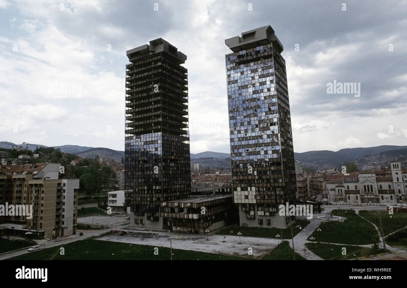 13 Maggio 1993 Durante l'assedio di Sarajevo: il danneggiato dalla guerra Unis Twin Towers. Essi sono stati costruiti negli anni ottanta e sono stati soprannominato "omo' e 'Uzeir', un Serbo e un Bosniak, dopo i caratteri in una commedia di radio. Foto Stock