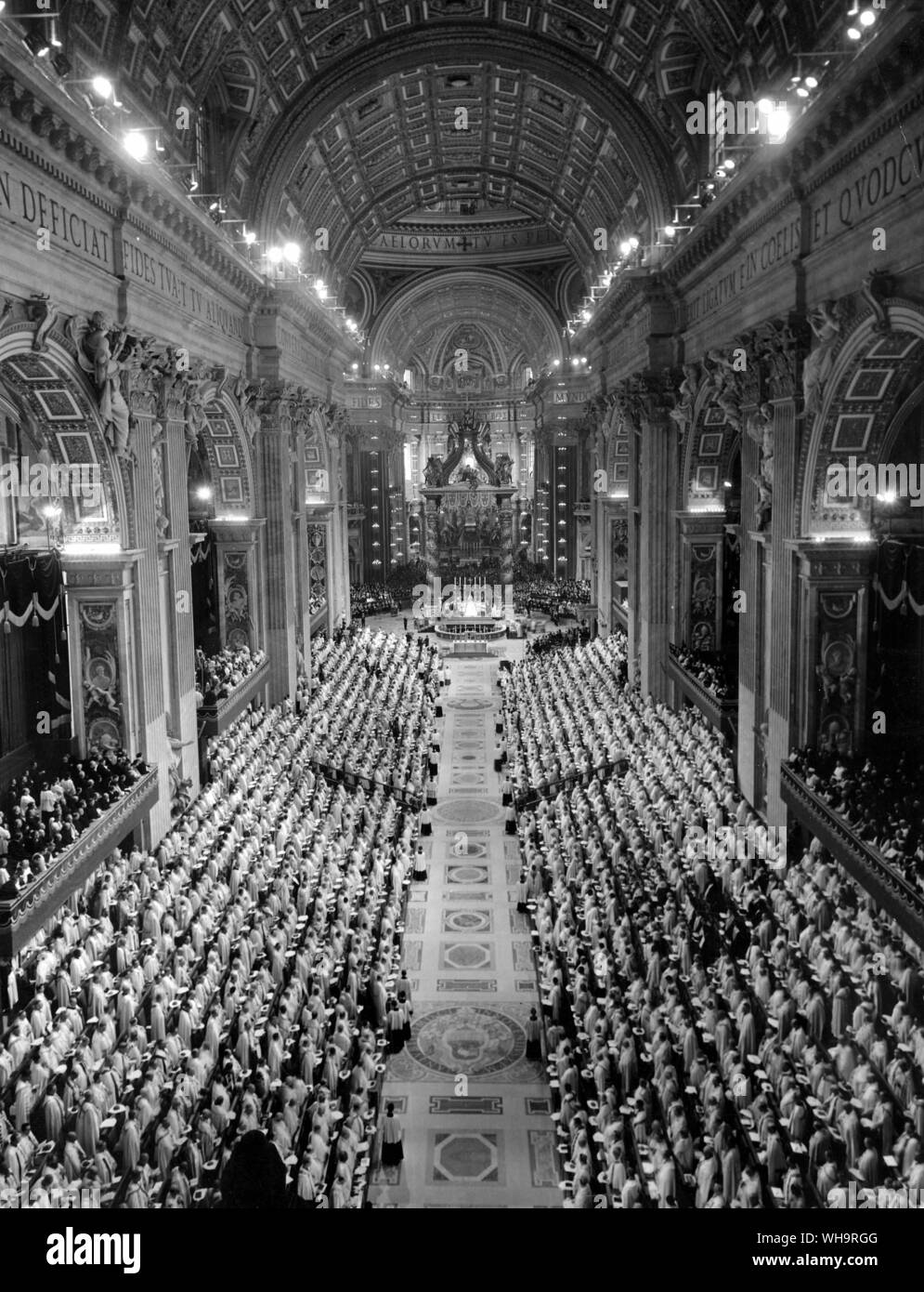 29 Settembre 1969: Roma, Italia: Generale vista aerea lungo la navata centrale della Basilica di San Pietro durante la cerimonia di apertura della seconda sessione del romano cattolica Consiglio Ecumeical. Papa Paolo VI si siede sul suo trono davanti l altare papale (Altare della Confessione) sotto il Bernini del famoso baldacchino di bronzo nel lontano sullo sfondo e i Padri conciliari sono seduti nelle loro gabbie a sinistra e a destra lungo il corridoio. Foto Stock