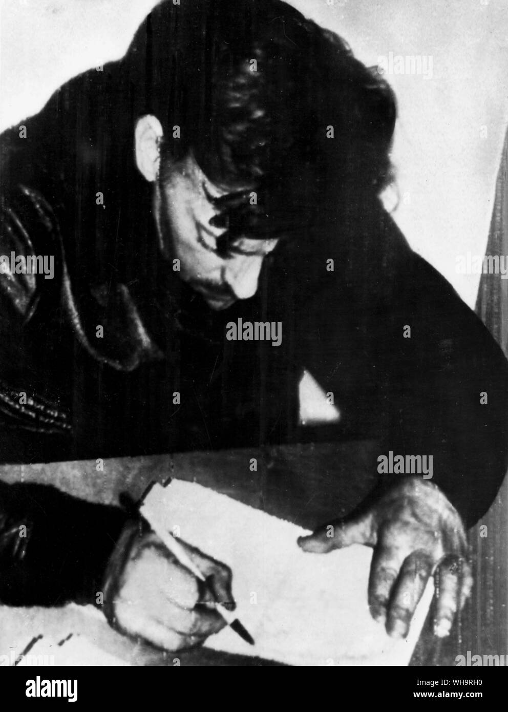 Gennaio 1968: Lloyd Mark Bucher, capitano dell'esercito catturato spy nave, Pueblo della US imperialista esercito aggressore, scrivendo la sua confessione. Foto Stock