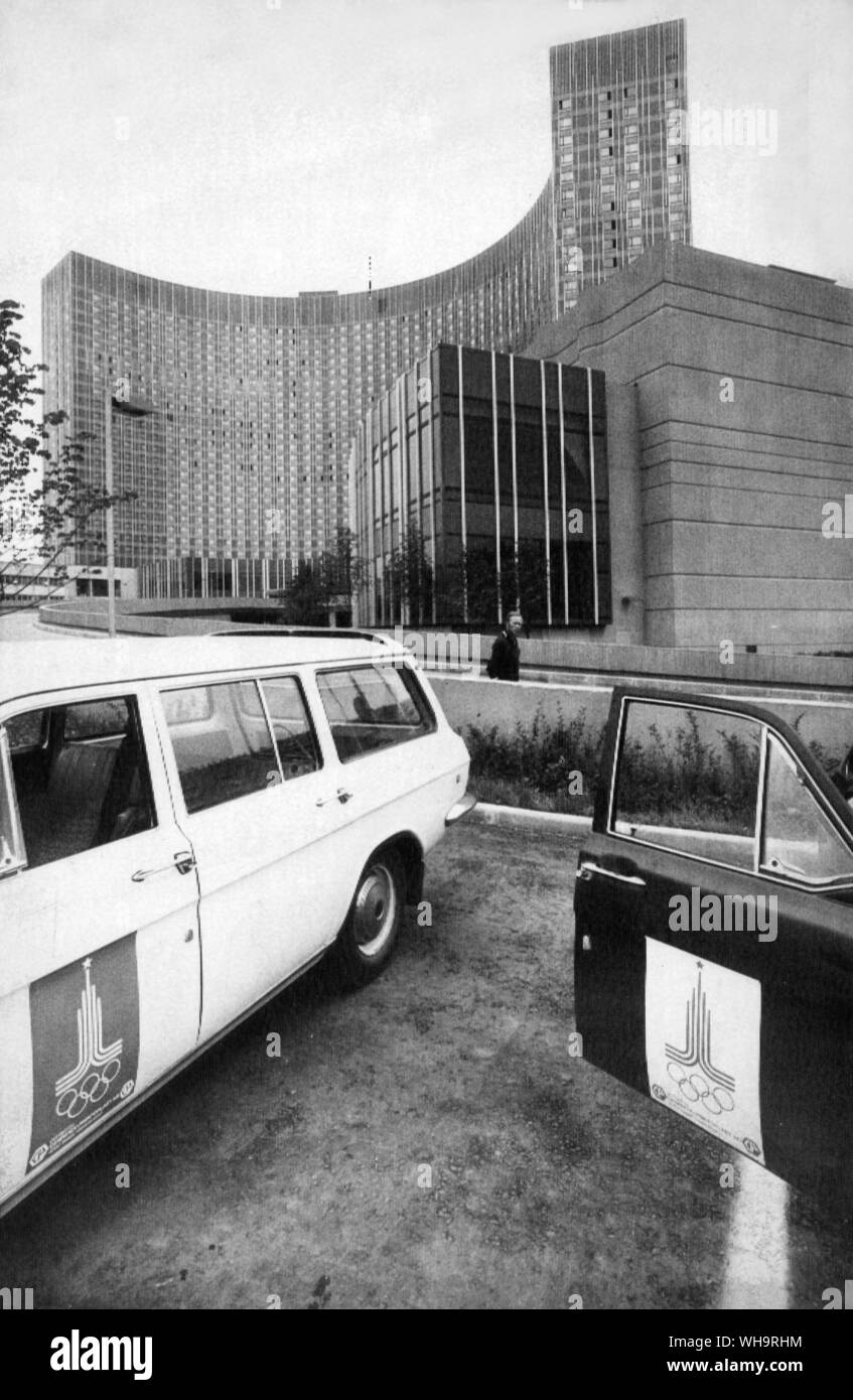 Mosca, Luglio 1980: Gazzetta Olympic stand auto in un parcheggio vicino al moderno hotel di Mosca, Cosmos, che verrà utilizzato da TV e stazioni radio. Foto Stock