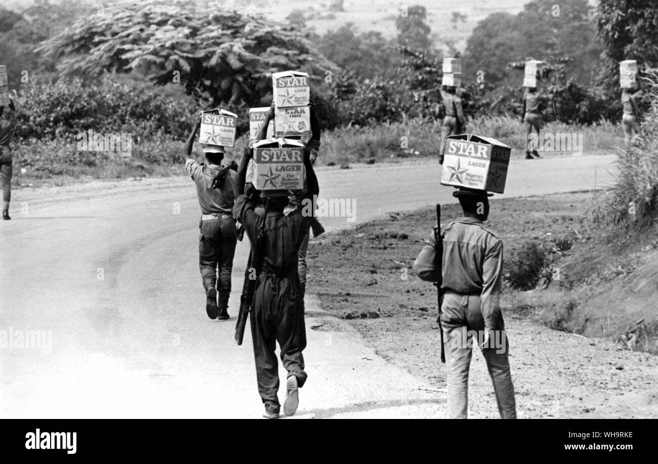 Africa: 18 Luglio 1968: la fame può rivendicare un milione di Biafrans come essi sono racchiusi in un sempre-restringimento nella zona centrale del loro paese. Le truppe federali effettuare le forniture per le aree più colpite da carestia. Foto Stock