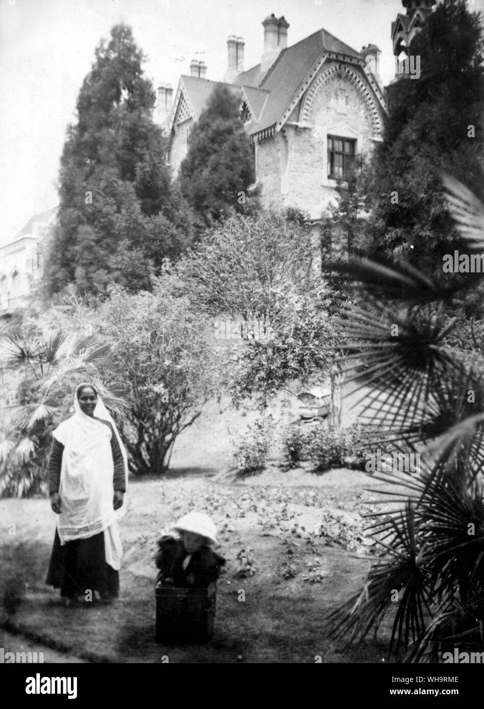 Casa- giardino, Ayah e bambino. 1890s. Foto Stock