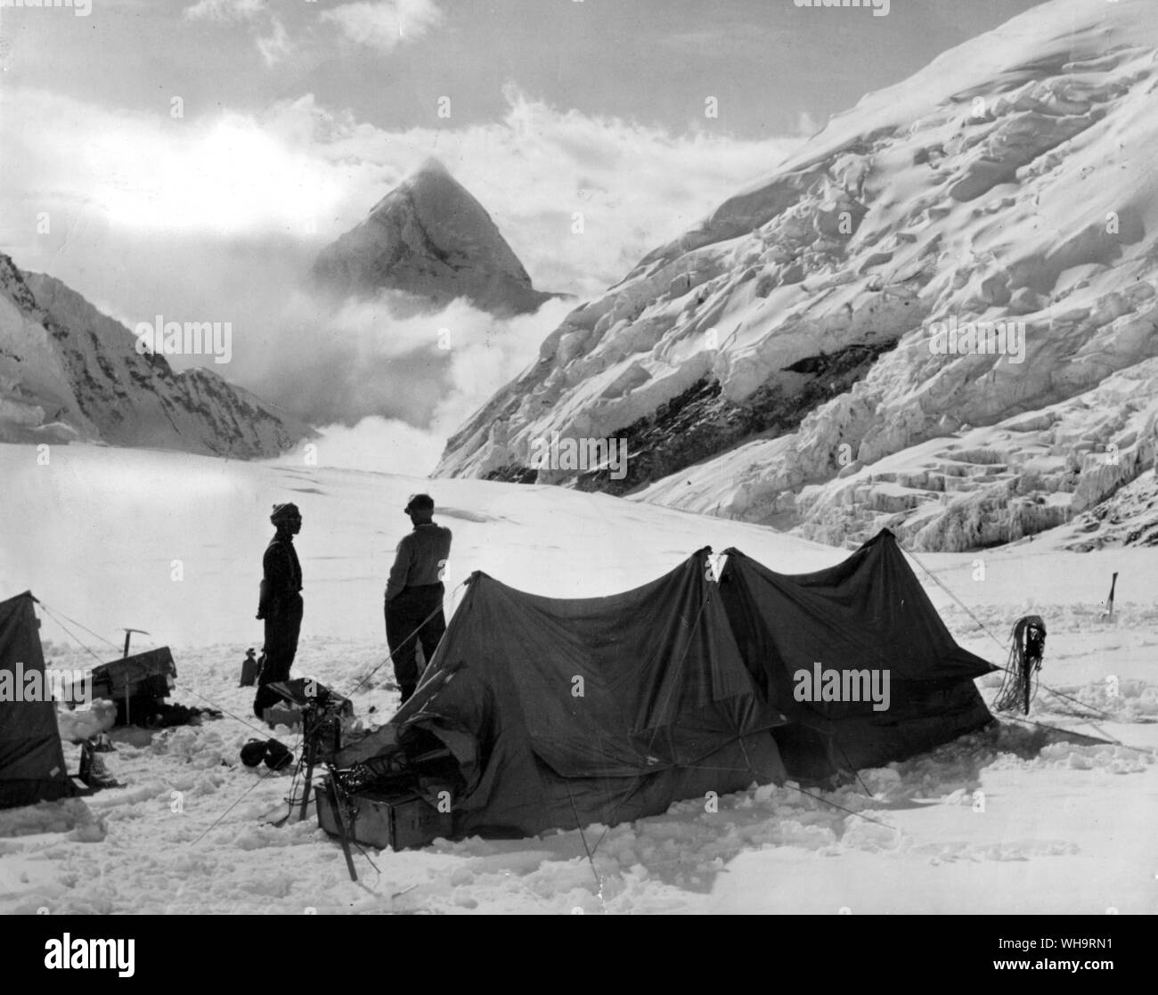British Everest Expedition 1953. Neve, ghiaccio e il cloud a Camp V nel Western Cwn. Foto Stock