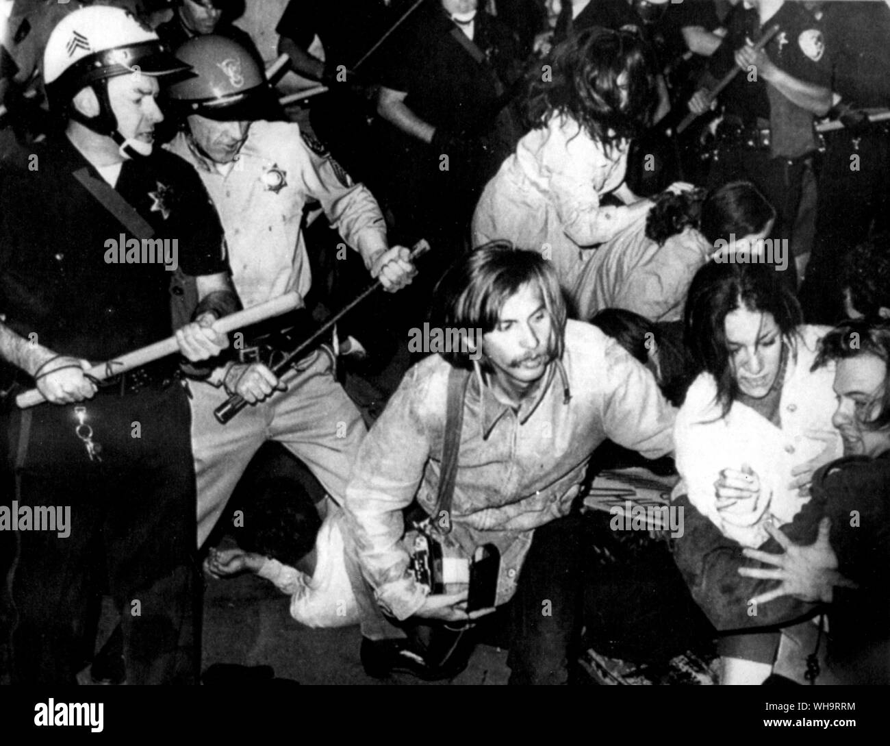17 ottobre 1967: Oakland, la California, Stati Uniti d'America: Club swinging forza di polizia anti-progetto di manifestanti di strada di fronte alla Oakland esercito centro di induzione. Molti del 3500 i manifestanti erano studenti. Foto Stock