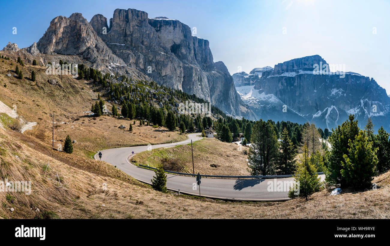 Mountain pass road, Passo Gardena, gruppo Sella, Dolomiti, Alto Adige, Italia Foto Stock
