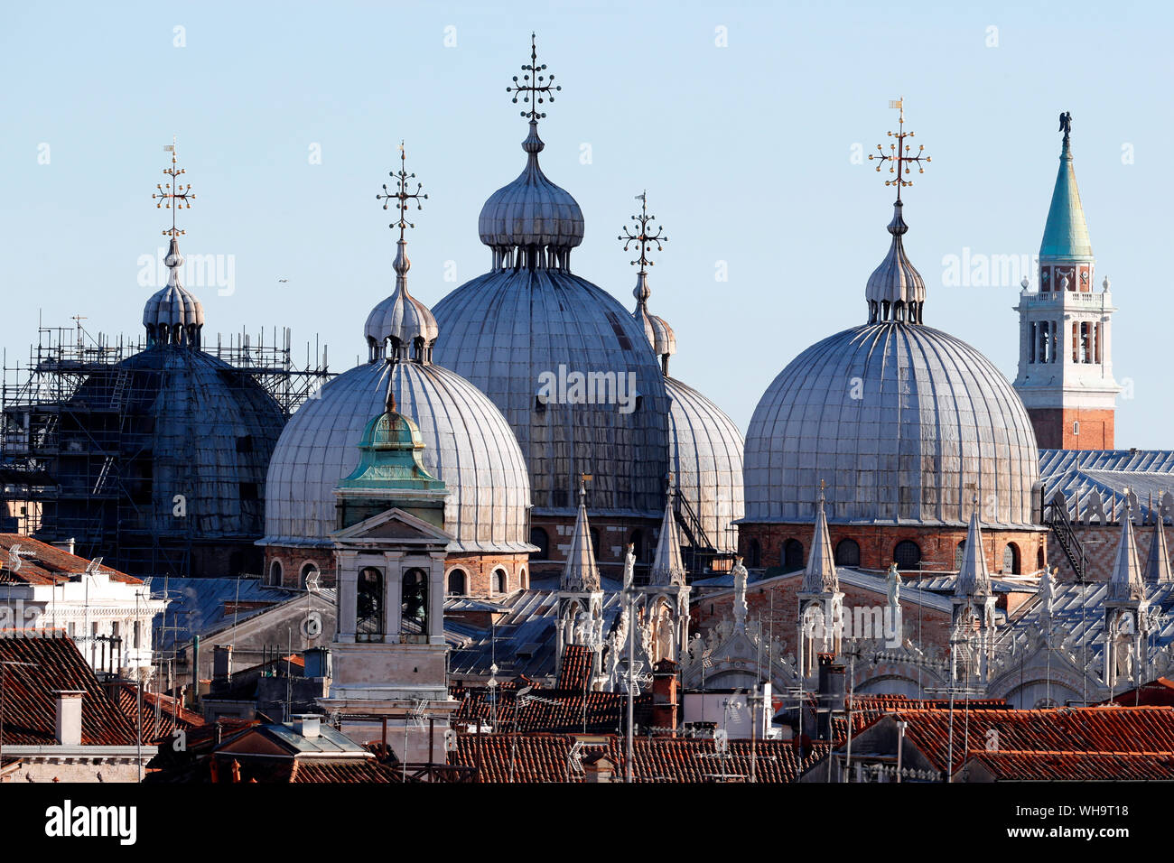 Tetto della Basilica di San Marco, un esempio di architettura bizantina costruita la prima volta nel IX secolo Venezia, Sito Patrimonio Mondiale dell'UNESCO, Veneto, Italia Foto Stock