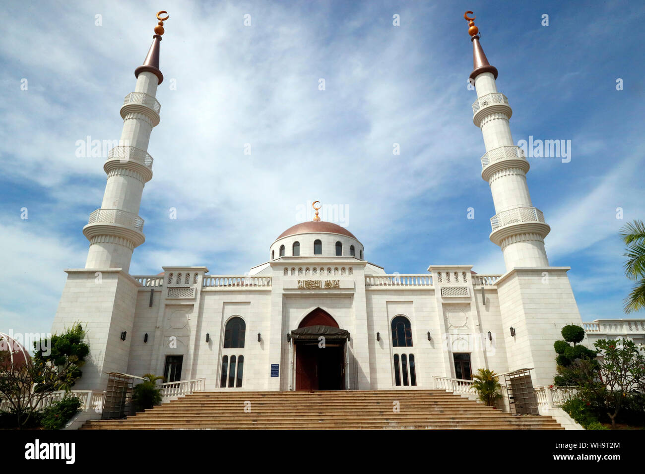 La Moschea Al-Serkal, entrata principale con due minareti, Phnom Penh, Cambogia, Indocina, Asia sud-orientale, Asia Foto Stock