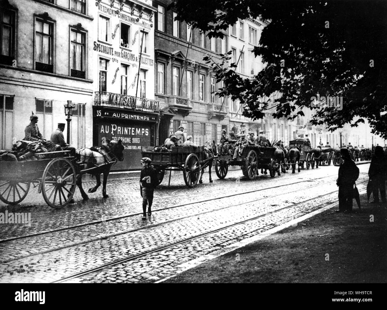 Occupazione tedesca di Bruxelles. tedesco a cavallo il trasporto passando attraverso il Bouleveard Baudauin, Agosto. Foto Stock