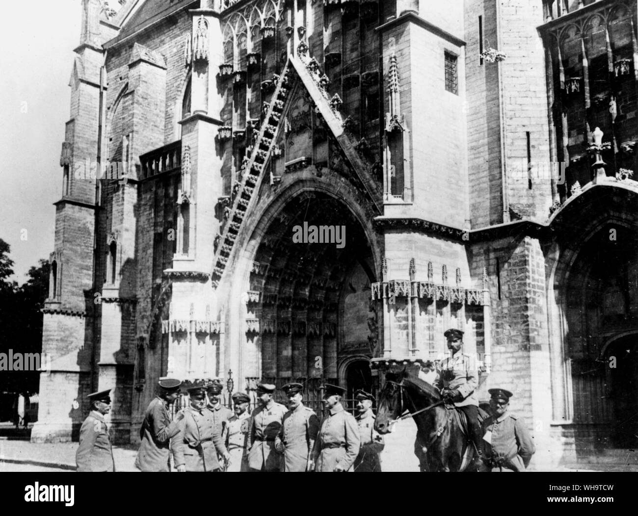 WW1: Le truppe raccogliere fuori l'ingresso dell'Hotel de Ville, Lovanio, Sett. 1914. Foto Stock