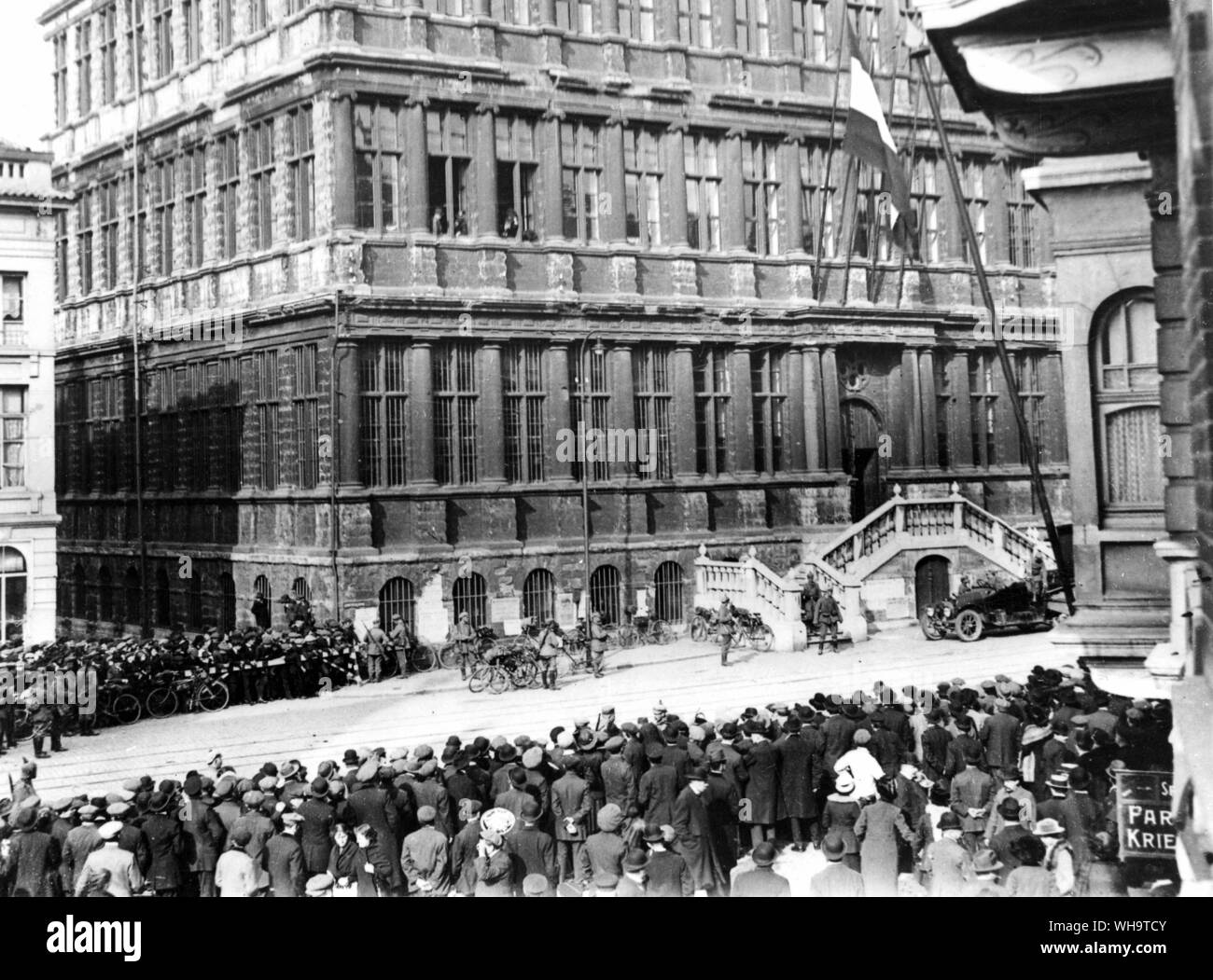 WW1: occupazione tedesca di Gand. Bandiera tedesca sorvolano Hotel de Ville, 13 ottobre 1914. Foto Stock