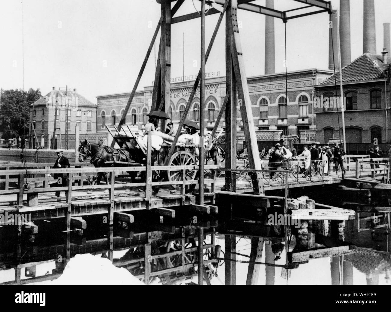 Ritiro da Anversa, Belgio. Rifugiati belga da Matines attraversando il ponte sul canale a Willebrook, 1 sett. 1914. Foto Stock