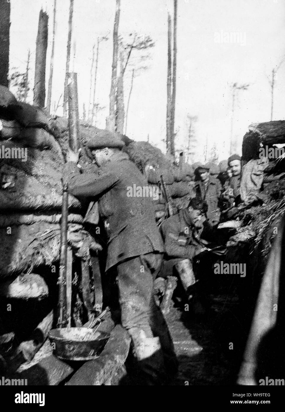WW1: Francia settentrionale: XI ussari in trincee alla Zillebeke, gennaio-febbraio. 1915. Esaminando il periscopio. Foto Stock