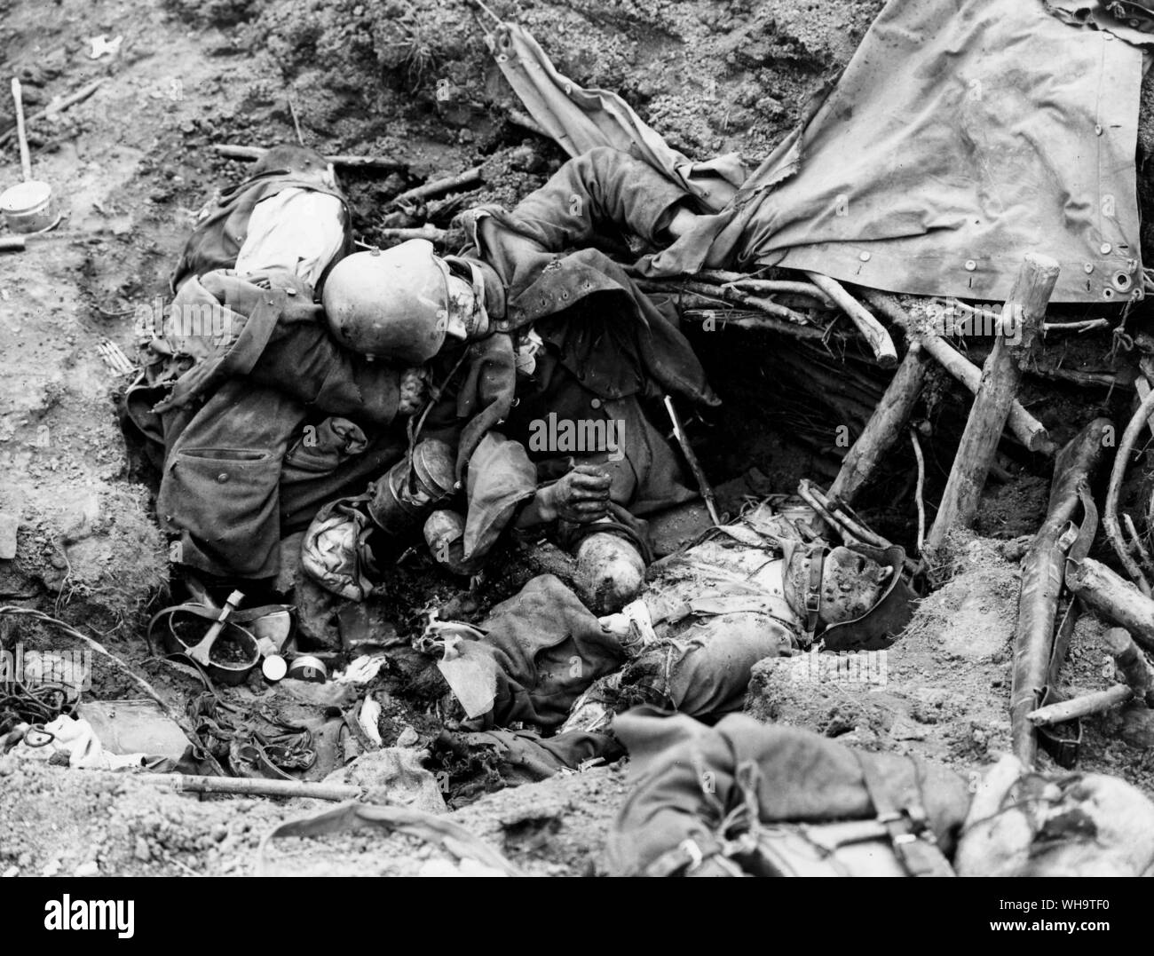 Battaglia di Ypres, 1917. Tedeschi morti in una trincea. Ciascun lato perso circa 250.000 morti, feriti o mancante in tre mesi e mezzo di combattimento. Foto Stock