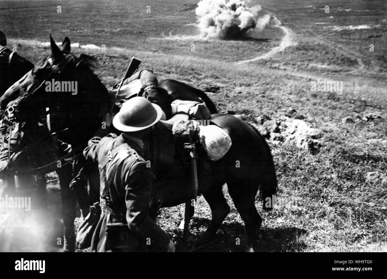 WW1/Francia: la Battaglia di Albert. Guscio vicino a scoppio xviii ussari in attesa di anticipo. Vicino a Courcelles, Agosto 1918. Foto Stock