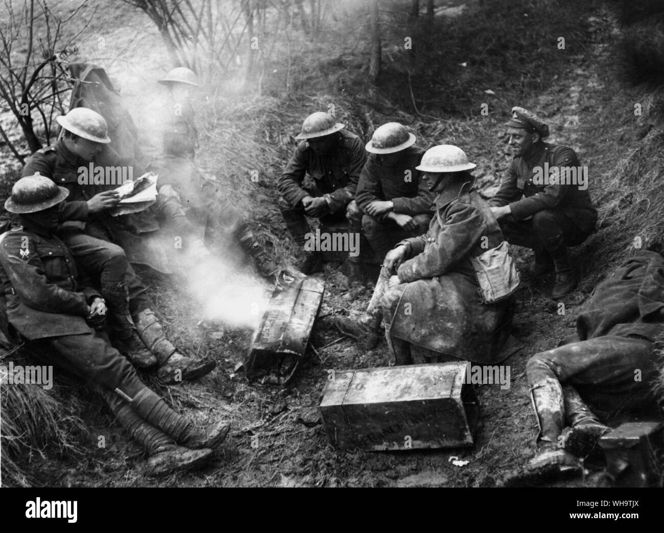 WW1/Francia: truppe alleate - Uomini di artiglieria in appoggio in una cava dietro i loro cannoni in area di combattimento, vicino Boues, aprile 1918. Foto Stock