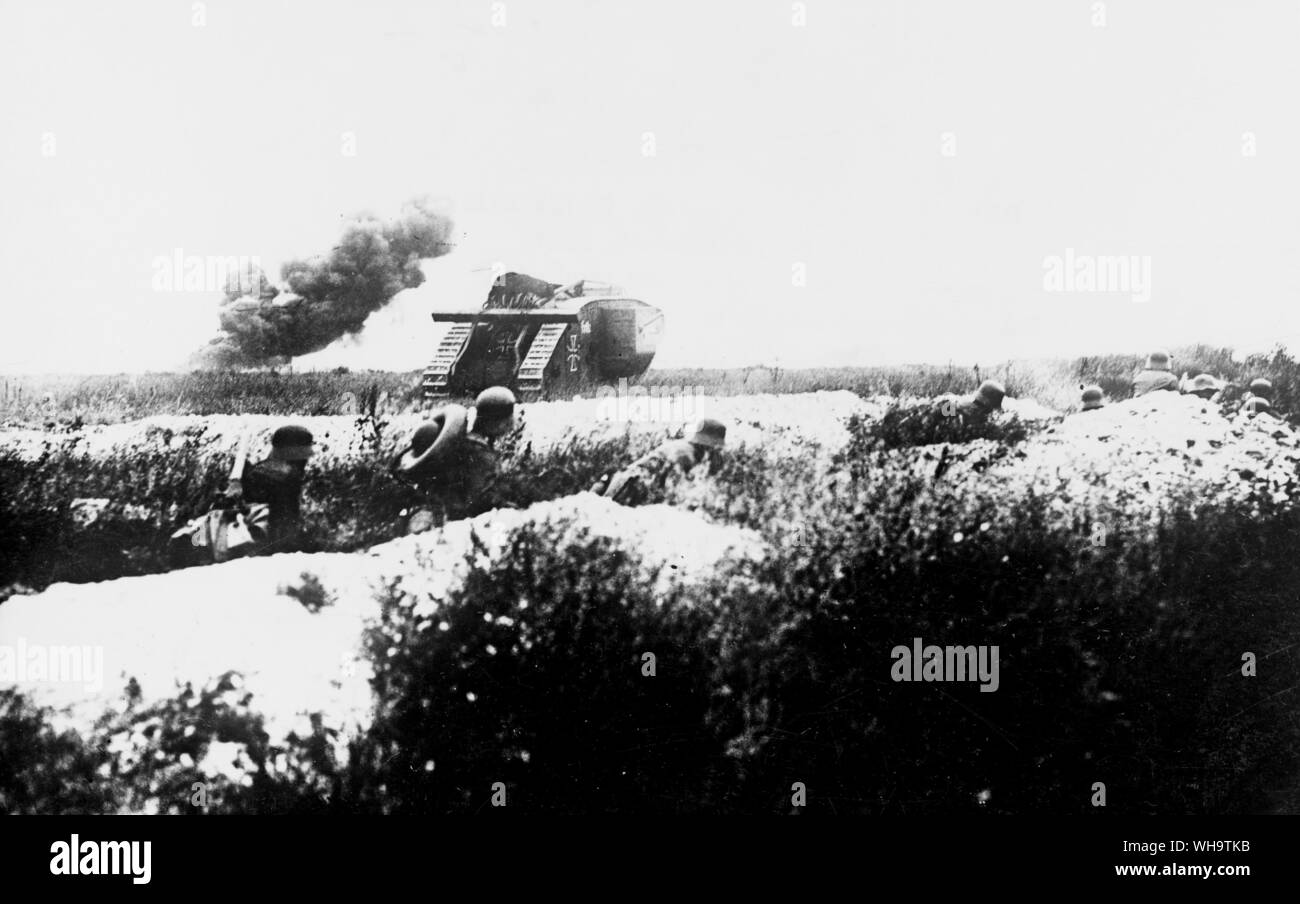 WW1/Francia: Mark IV serbatoio è catturato. Si tratta di un carro armato tedesco da loro utilizzati per il supporto di attacco sul fronte occidentale. 1918. Foto Stock