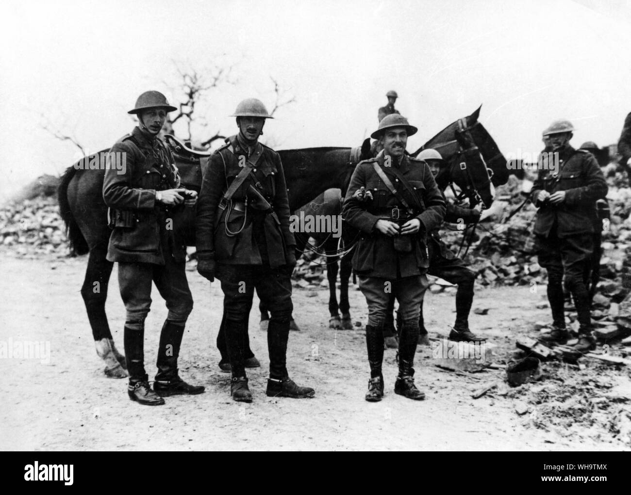 WW1/Francia: tedeschi rifugio per la linea Hindenburg. Gli ufficiali di cavalleria nel villaggio in rovina di Caulsincourt, 29 aprile 1917. Foto Stock